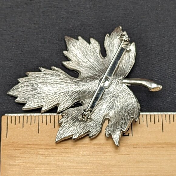 Vintage Silver Tone Maple Leaf Brooch Pin With Blue Rhinestones Autumn Statement - Picture 2 of 2